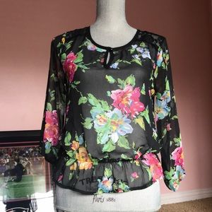 🎁Adorable floral shirt